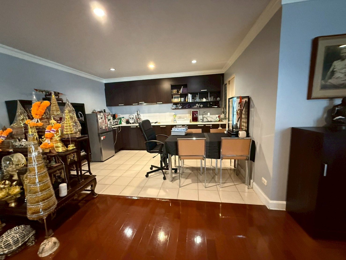 For SaleCondoSathorn, Narathiwat : Spacious 4 bedrooms 175 sqm in Sathorn area. Peaceful and convenient