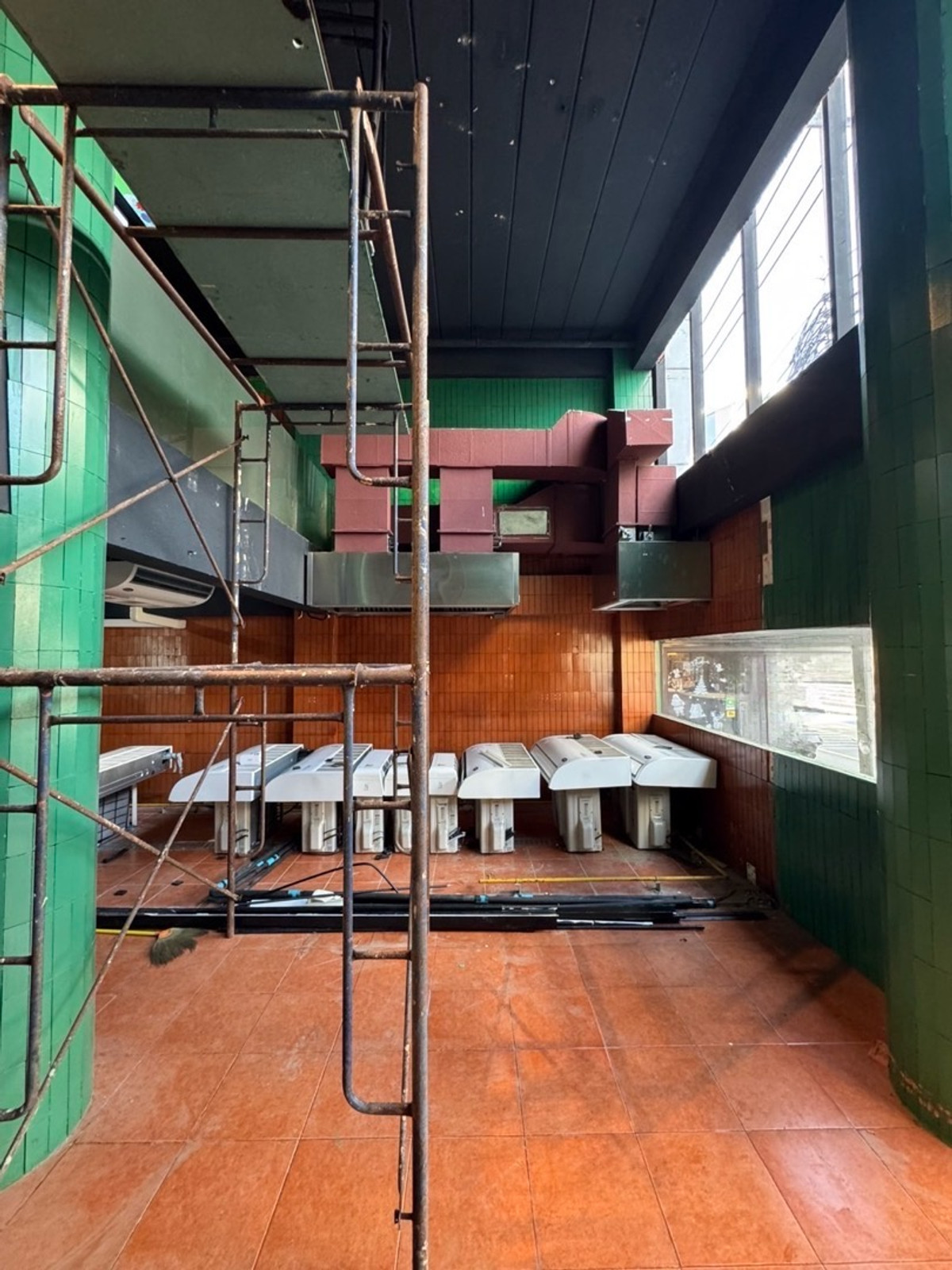 For RentShop HouseSukhumvit, Asoke, Thonglor : Retail Space 200 sqm soi Thonglor for Rental, Soi Thonglor 200 sq m, G floor + mezzanine, shared parking space for 20 cars | Retail Space 200 sqm soi Thonglor for Rental