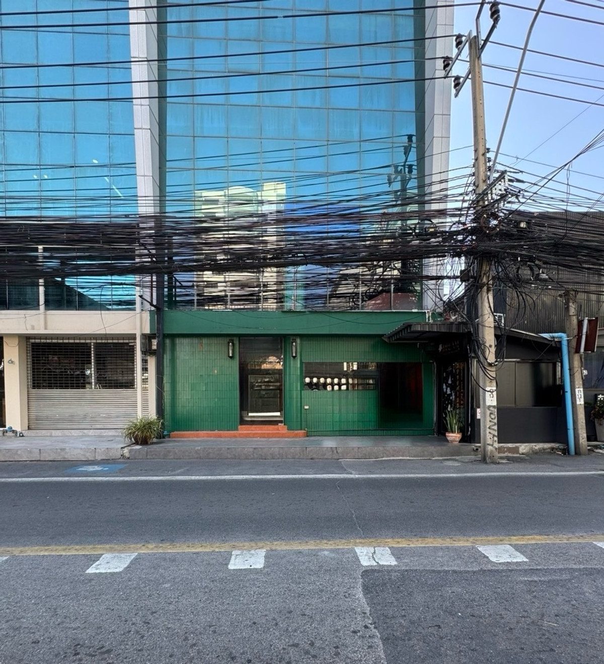 ให้เช่าอาคารพาณิชย์สุขุมวิท อโศก ทองหล่อ : พื้นที่เช่า ซอยทองหล่อ 200 ตารางเมตร ชั้น G + ชั้น ลอย แชร์ที่จอดรถ 20 คัน | Retail Space 200 sqm soi Thonglor for Rental 