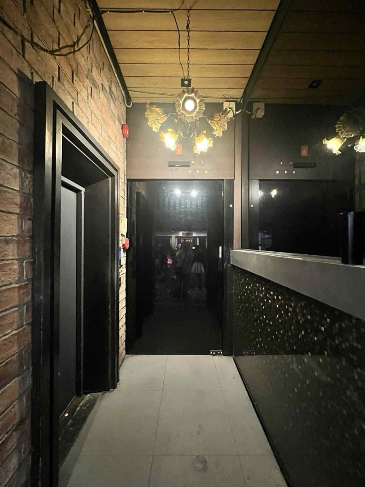 ให้เช่าอาคารพาณิชย์สีลม ศาลาแดง บางรัก : Commercial Space for Rent – Silom Area//Suitable for Bar ,Club ,Massage 
