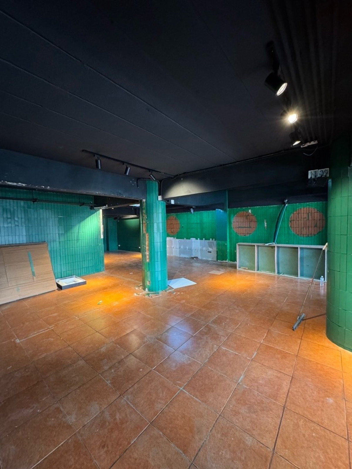 For RentShop HouseSukhumvit, Asoke, Thonglor : Retail Space 200 sqm soi Thonglor for Rental, Soi Thonglor 200 sq m, G floor + mezzanine, shared parking space for 20 cars | Retail Space 200 sqm soi Thonglor for Rental