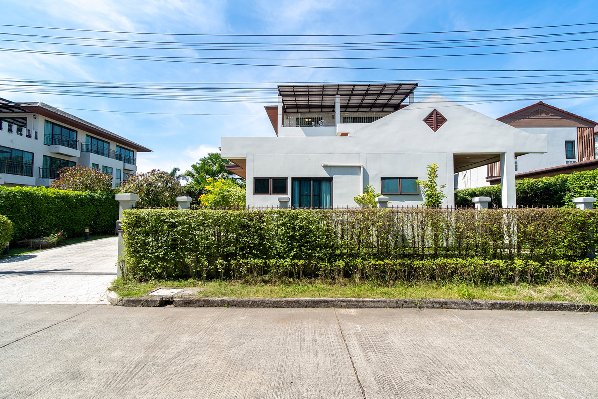 For RentHousePattanakan, Srinakarin : Luxurious 6 bedroom house with private swimming pool. Ready to move in ** NO CO-AGENT **