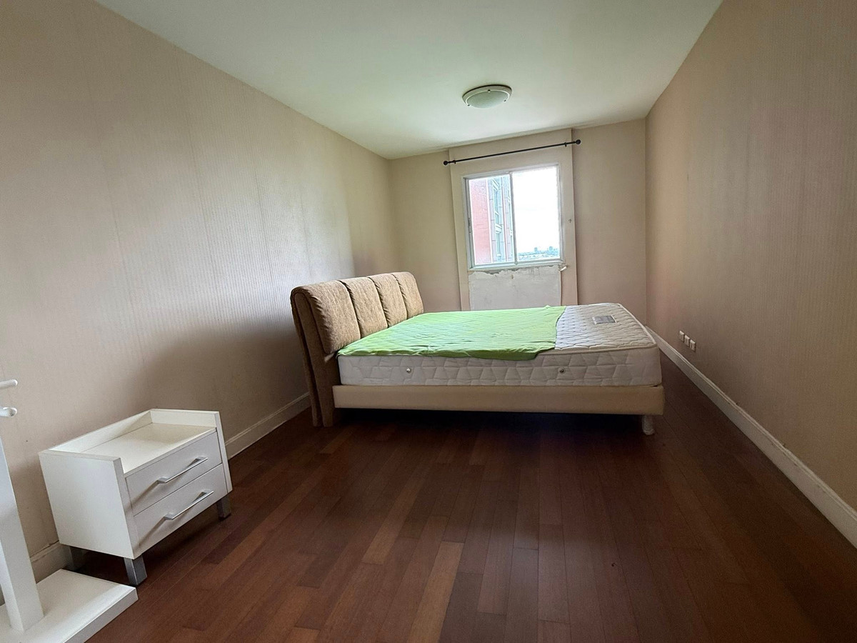 For SaleCondoSathorn, Narathiwat : Spacious 2 bedroom condo in a peaceful and private location near Sathorn