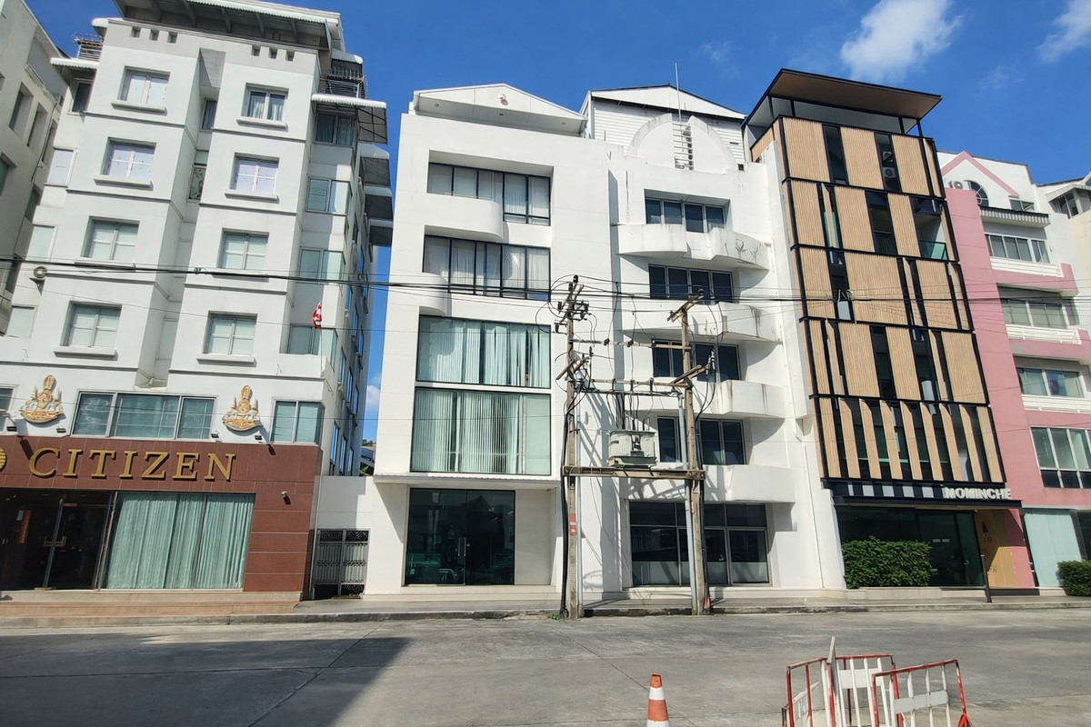 For SaleOfficeRatchadapisek, Huaikwang, Suttisan : For sale: 5-story office building, 68 sq m, 1,200 sq m, only 160 m. from MRT Ratchadaphisek.