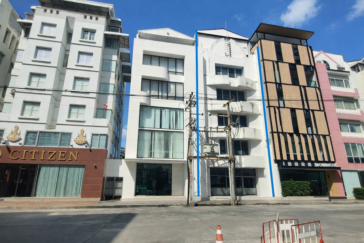 For SaleOfficeRatchadapisek, Huaikwang, Suttisan : For sale: 5-story office building, 34 sq m, 600 sq m, only 160 m. from MRT Ratchadaphisek.