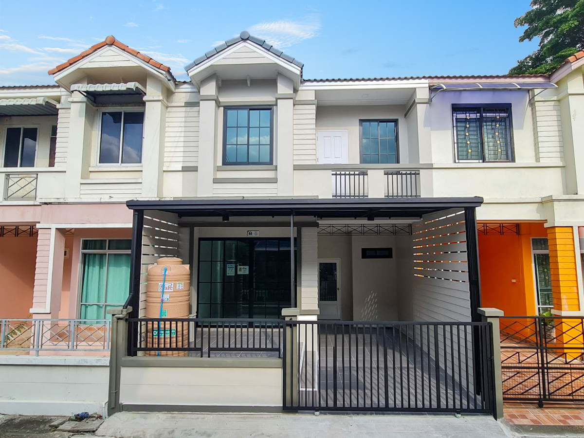 ขายทาวน์โฮมปทุมธานี รังสิต ธรรมศาสตร์ : บ้านสวยพร้อมอยู่ ฟังก์ชันเน้นๆ 3 นอน 2 น้ำ รีโนเวทใหม่เอี่ยมกริ๊บ รื่นฤดี คลอง 4  เนื้อที่ 21.7 ตร.ว. ปูกระเบื้องแกรนิตโต้ใหม่ทั้งหลัง พื้นที่ใช้สอยกว้างขวางเหมือนบ้านเดี่ยว ดีลเด็ดส่งท้ายปี! ราคาเพียง 2.29 ล้าน 