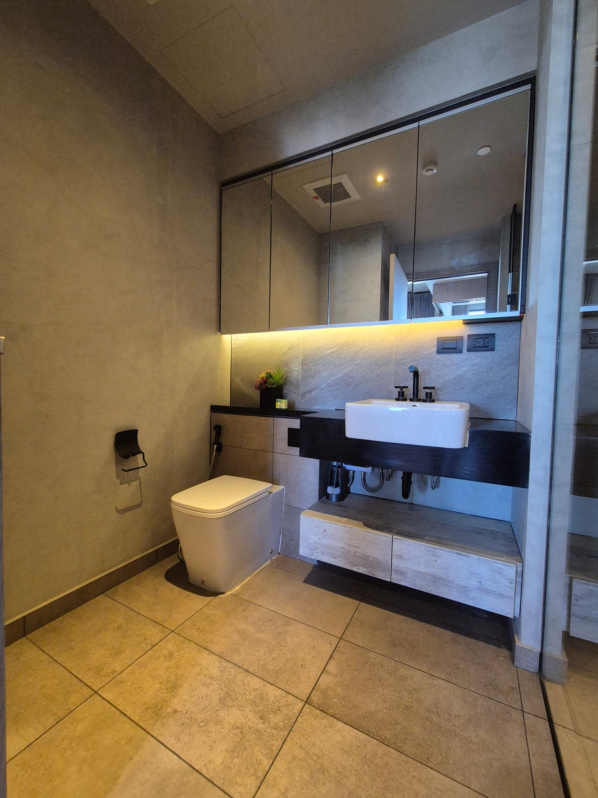 ให้เช่าคอนโดสุขุมวิท อโศก ทองหล่อ : ( ห้องระเบียงใหญ่!! ) 2 ห้องนอน 2 ห้องน้ำ 89 ตรม. The Loft Asoke ติดถนนอโศกมนตรี ใกล้ MRT เพชรบุรี