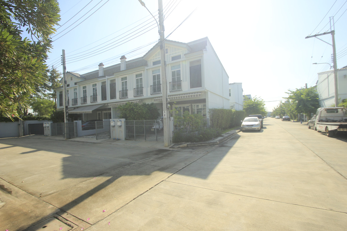 For SaleTownhomeRathburana, Suksawat : Townhouse Villaggio Pracha Uthit 90 Land and House House The house is ready to move in. Fully furnished and includes air conditioning, 21.4 sq m, at the beginning of the project, near Suksawat Expressway, Bang Phli, convenient travel, price negotiable.