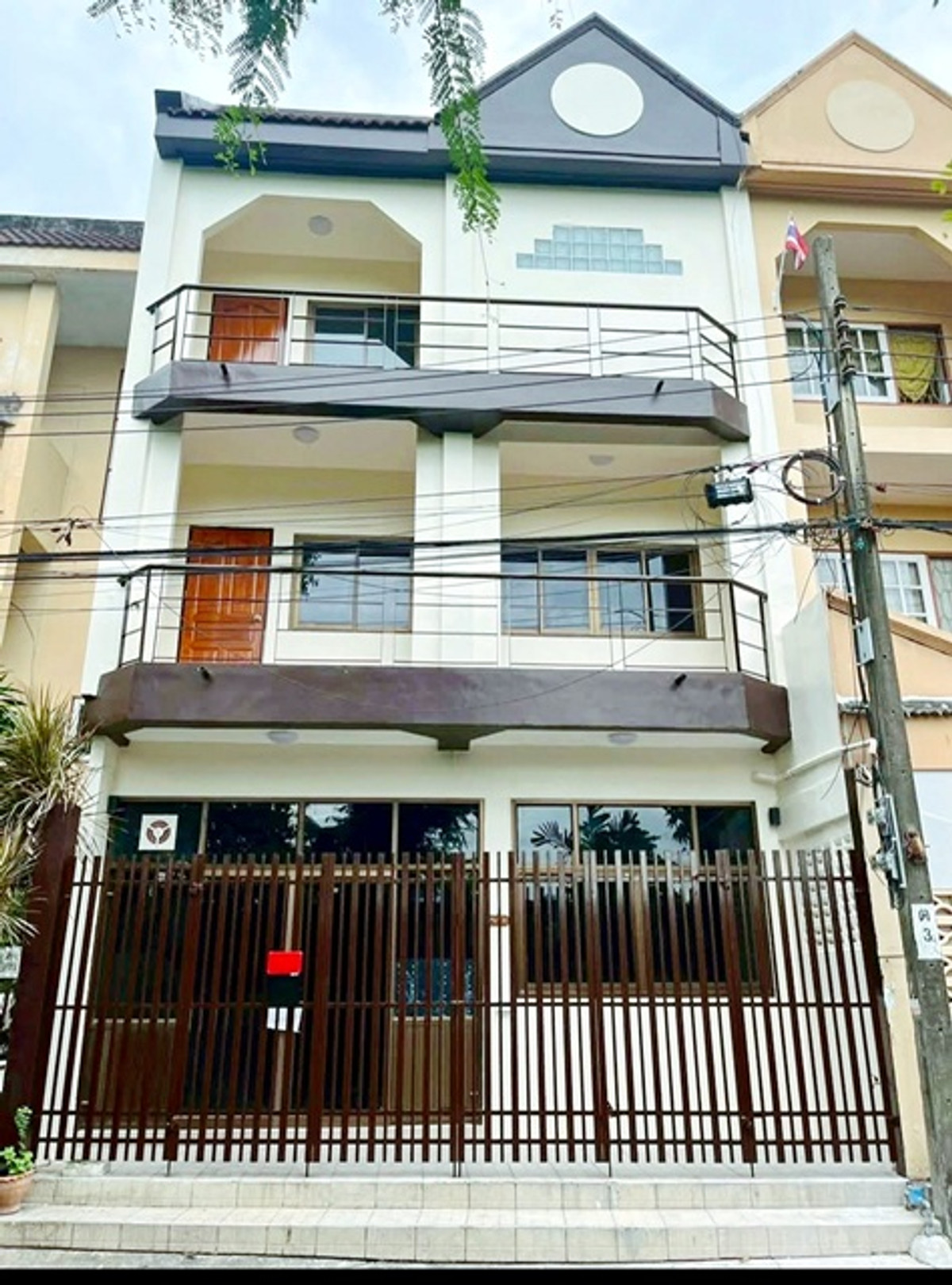 For RentTownhomeRama9, Petchburi, RCA : Sukhumvit 50 3-story townhouse for rent BTS PhraKhanong.890m BTS OnNut 1km. 20 sq.wa. 240 sq.m. 23,9