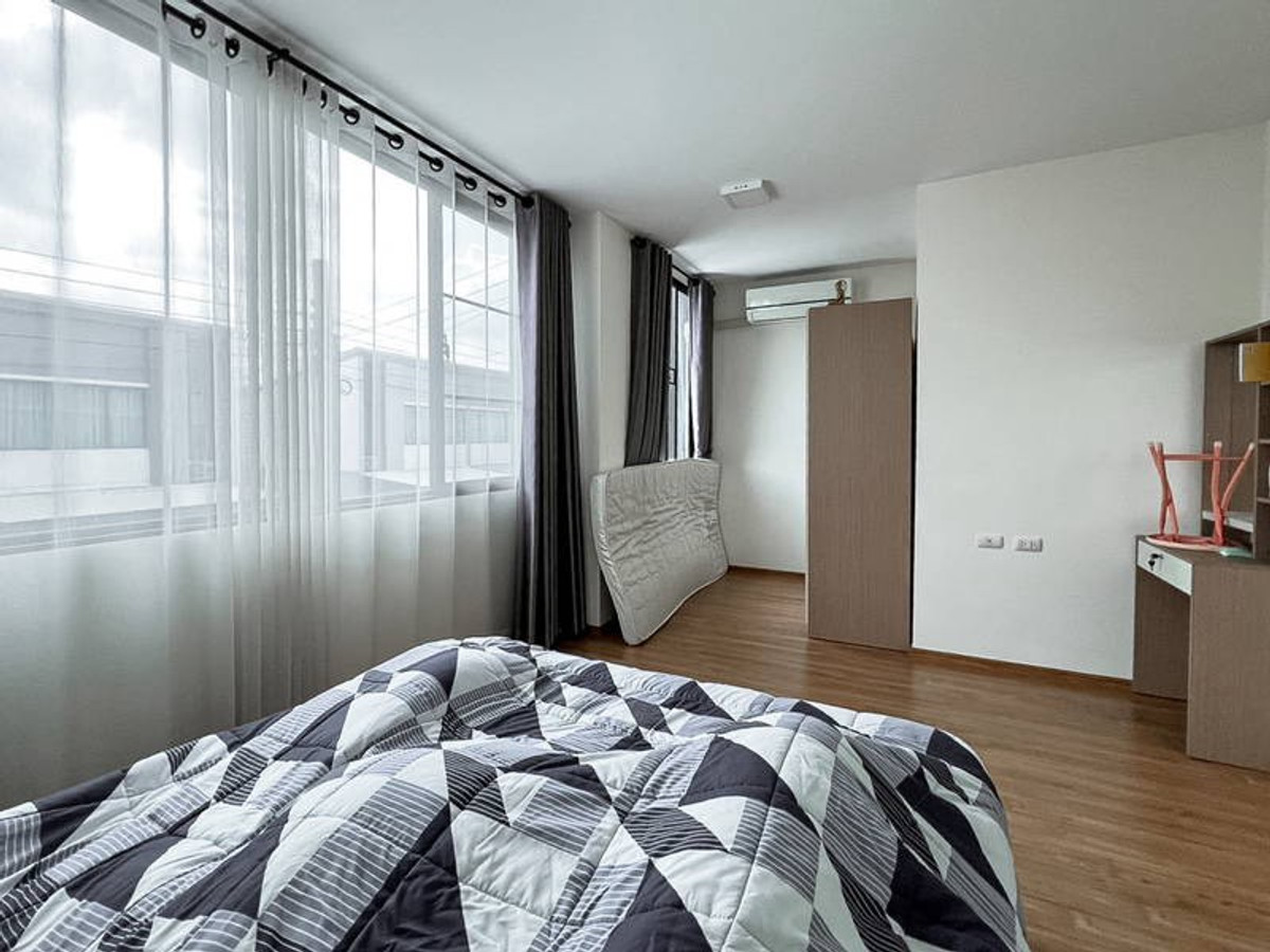 ขายทาวน์โฮมเสรีไทย-นิด้า : ขายด่วนทาวน์เฮ้าส์ 2 ชั้น Pleno ลาดพร้าว-เสรีไทย บ้านสวย เฟอร์นิเจอร์ครบ พร้อมหิ้วกระเป๋าเข้าอยู่ได้เลย (N.1961)