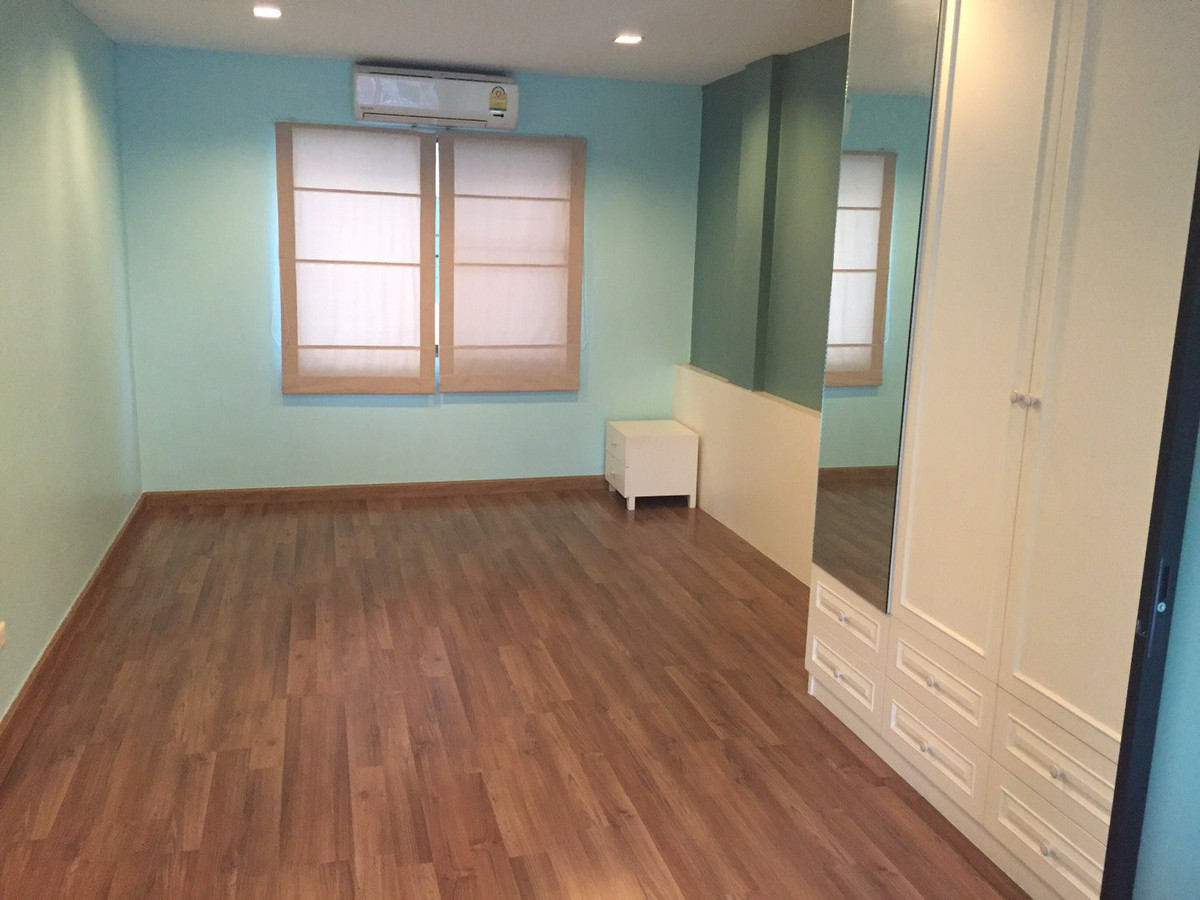 For SaleTownhomeKaset Nawamin,Ladplakao : 3-story townhome for sale, Kaset Nawamin  Project next to main road   (low price estimate)