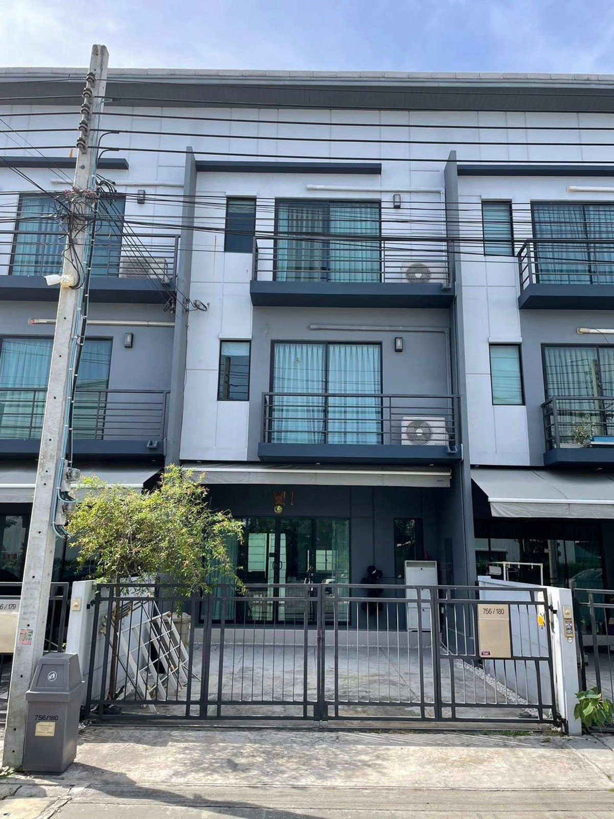 For RentTownhomeLadkrabang, Suwannaphum Airport : HR3116 3-story townhome for rent, Baan Klang Muang Rama 9 - On Nut, fully furnished. Ready to move in immediately.