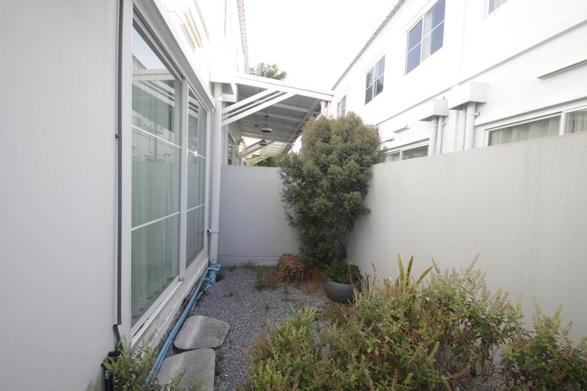 For SaleTownhomeRathburana, Suksawat : Townhouse Villaggio Pracha Uthit 90 Land and House House The house is ready to move in. Fully furnished and includes air conditioning, 21.4 sq m, at the beginning of the project, near Suksawat Expressway, Bang Phli, convenient travel, price negotiable.