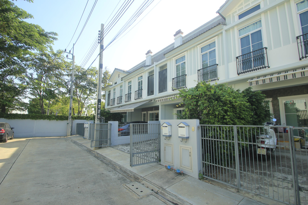 For SaleTownhomeRathburana, Suksawat : Townhouse Villaggio Pracha Uthit 90 Land and House House The house is ready to move in. Fully furnished and includes air conditioning, 21.4 sq m, at the beginning of the project, near Suksawat Expressway, Bang Phli, convenient travel, price negotiable.