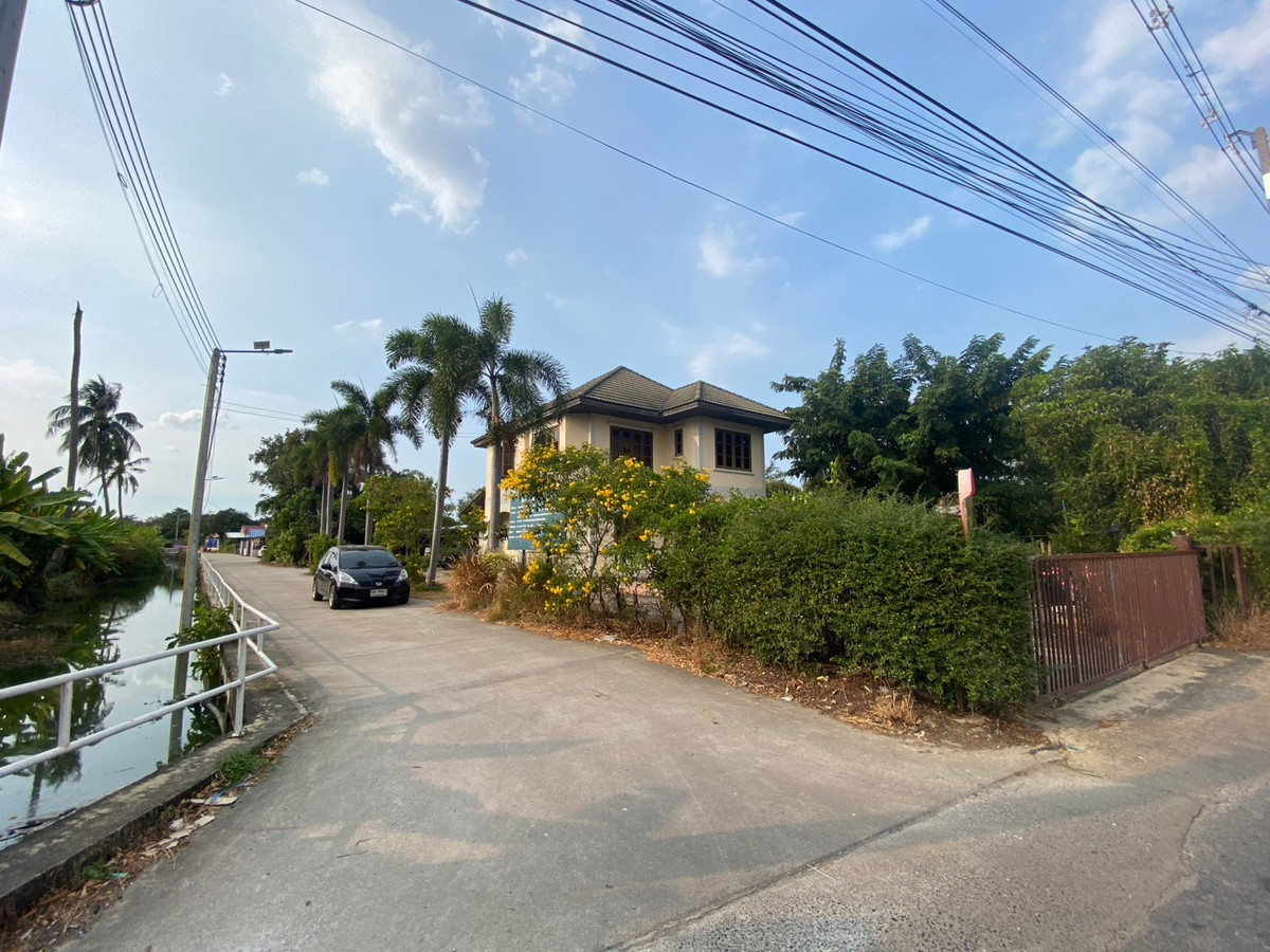 ขายที่ดินนครปฐม : ขายที่ดิน 1 ไร่ บางเตย หลังเซ็นทรัลศาลายา ใกล้ถนนบรมราชชนนี  ที่ดินรูปสี่เหลี่ยม ถนนเข้าถึง เเปลงริมใน 