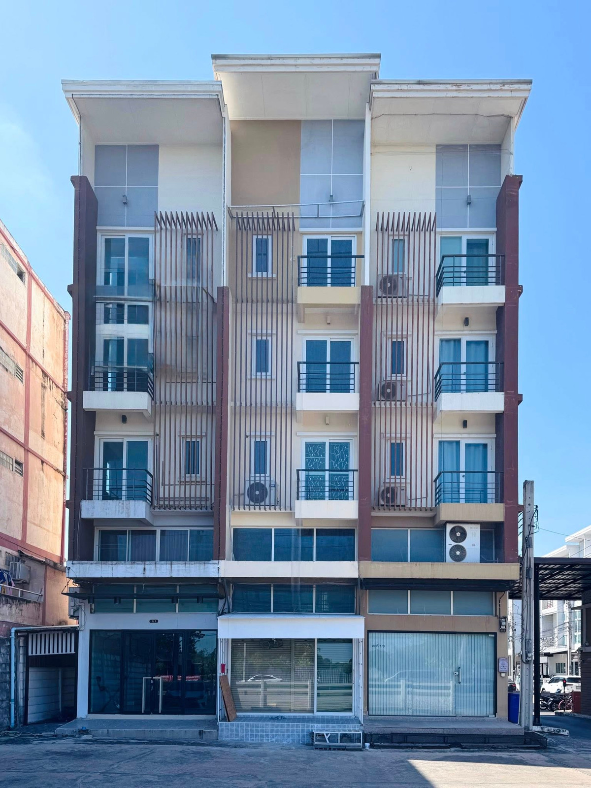 ขายทาวน์โฮมมีนบุรี-ร่มเกล้า : ขายอาคารพาณิชย์ 4 ชั้นครึ่ง ติดถนนสามวา มีนบุรี หมู่บ้านพาทาโกเนีย 3 รามอินทรา–สามวา  • ถนนสามวา แขวงมีนบุรี เขตมีนบุรี กรุงเทพฯ  • อาคารพาณิชย์ 4 ชั้นครึ่ง  • เนื้อที่ 16 ตร.ว.  • พื้นที่ใช้สอย 216 ตร.ม.  • 4 ห้องนอน | 4 ห้องน้ำ