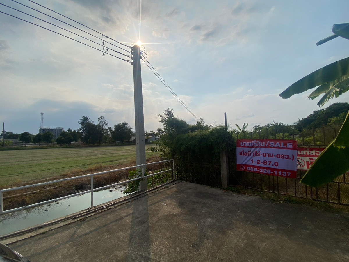 For SaleLandNakhon Pathom : Land for sale, 1 rai, Bang Toei, behind Central Salaya. Near Borommaratchachonnani Road  Rectangular land, access road, inside plot.