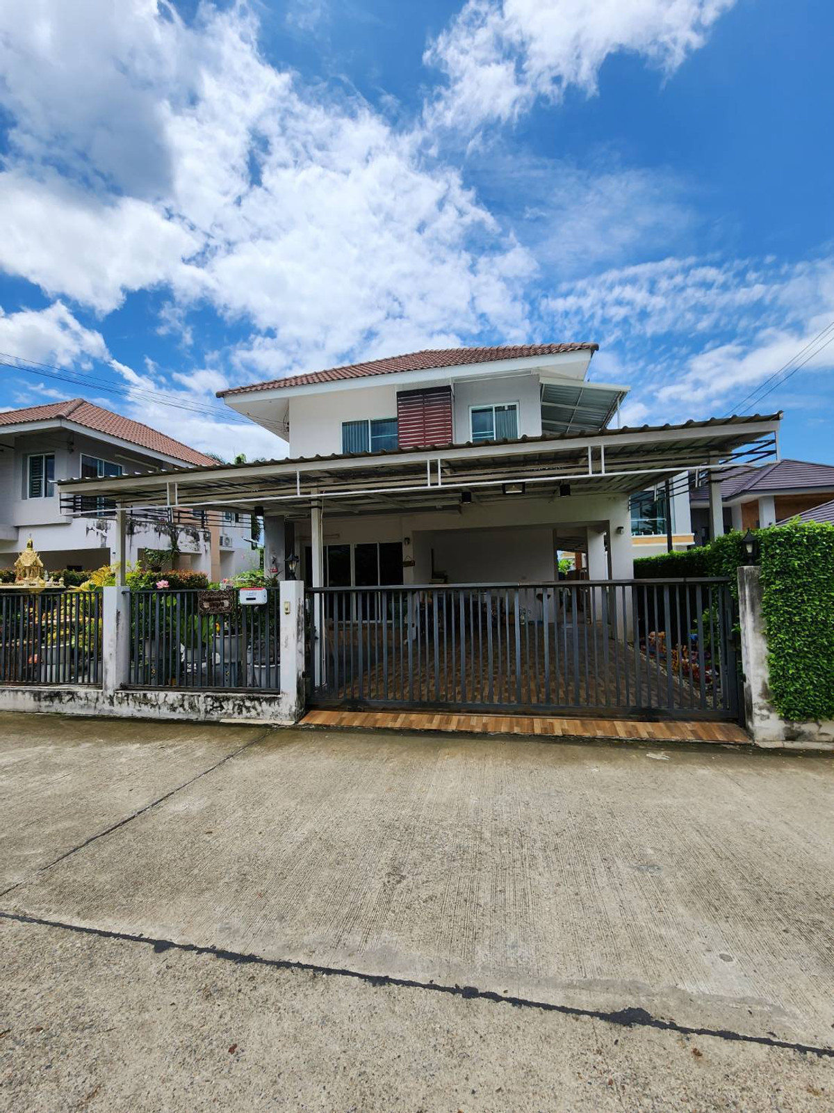 HouseChiang Mai : For sale/rent very cheap!! 2-story detached house, Hang Dong District, Chiang Mai Province, has added a garage in front of the house and a kitchen, near Big C.