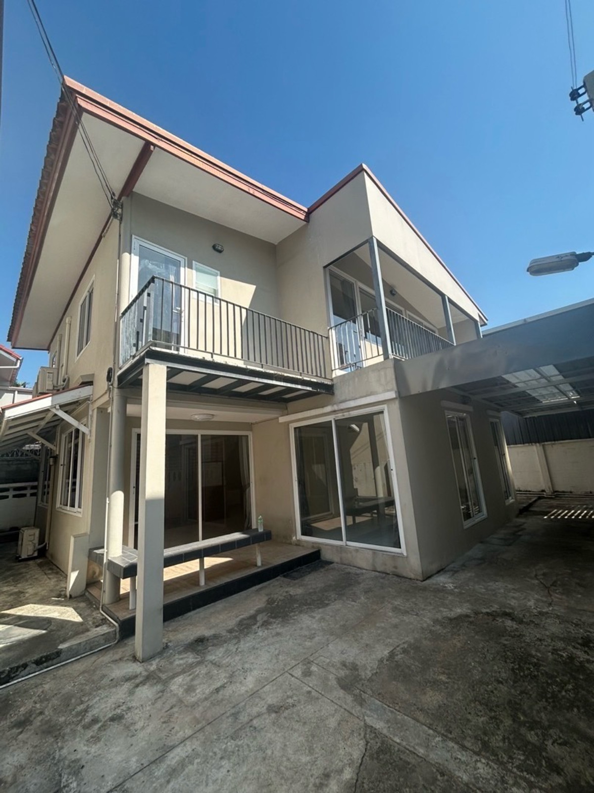 For RentHome OfficeRatchadapisek, Huaikwang, Suttisan : For rent, detached house, home office, Ratchadaphisek 20, Soi Amnuay Chok, near MRT Suthisan Station, parking for 2-3 cars.