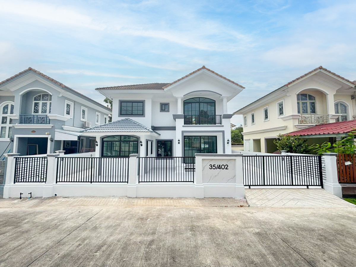 ขายบ้านปทุมธานี รังสิต ธรรมศาสตร์ : คุ้มที่สุดในโซน! บ้านเดี่ยวภัสสร 3 รีโนเวทใหม่ 4 ห้องนอน พื้นที่เยอะ 52 ตร.ว. เพียง 3.89 ล้าน! ได้พื้นที่ใช้สอยจุใจ 200 ตร.ม. ฟังก์ชันครบ 3 น้ำ 2 จอด สำหรับครอบครัวใหญ่ ดีลเด็ดทำเลทอง ใกล้ Big C และตลาดไทยสมบูรณ์ มาไวไปไว นัดชมด่วนก่อนพลาด!