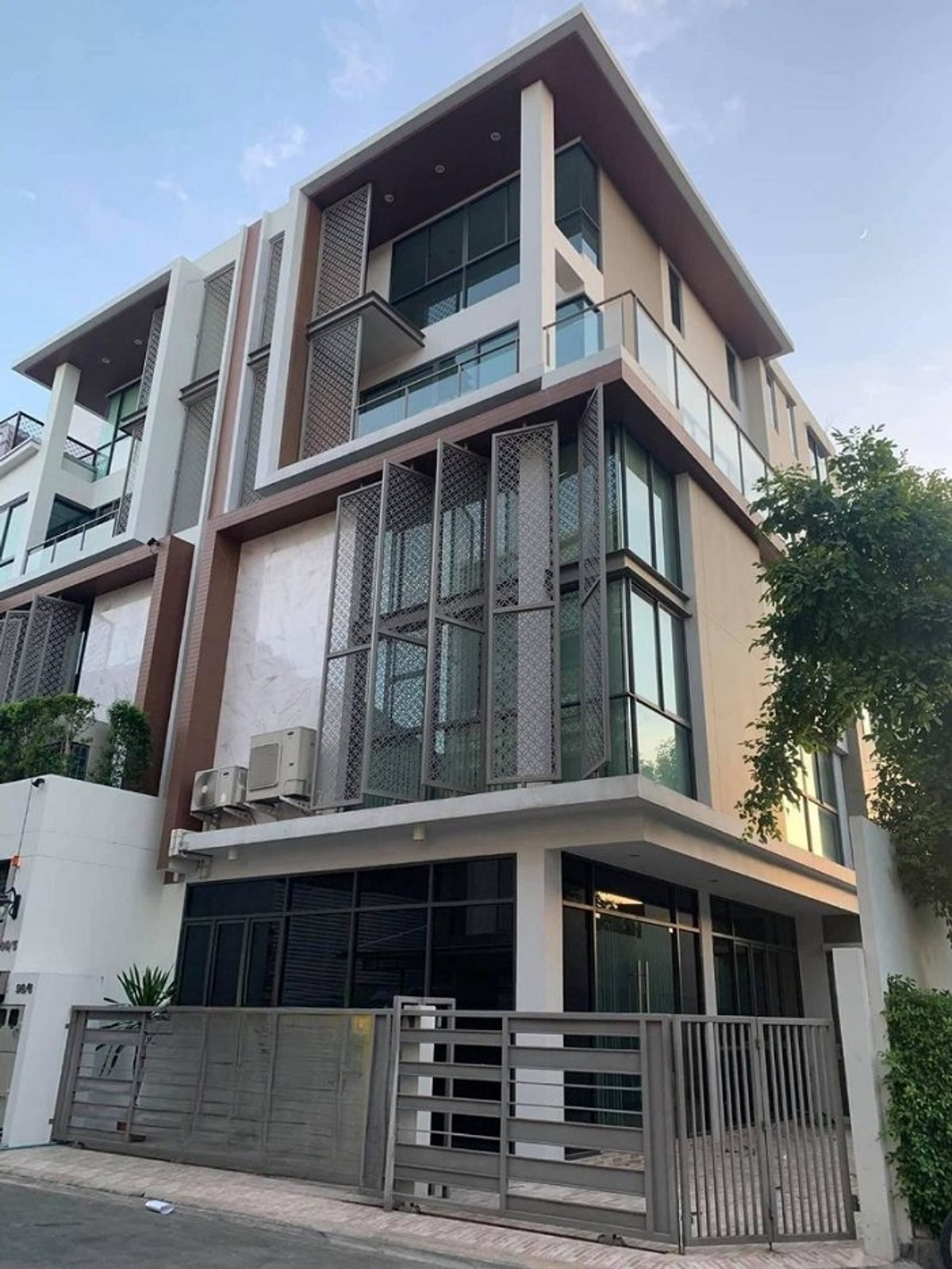 For SaleHome OfficeRama3 (Riverside),Satupadit : Luxurious 4-storey corner townhome office for sale, Jade Heights Sathorn-Rama 3 project, Yannawa Road, Bangkok.