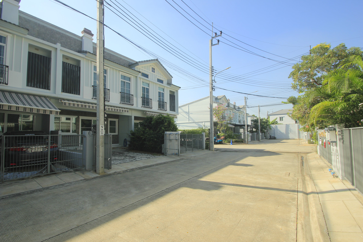 For SaleTownhomeRathburana, Suksawat : Townhouse Villaggio Pracha Uthit 90 Land and House House The house is ready to move in. Fully furnished and includes air conditioning, 21.4 sq m, at the beginning of the project, near Suksawat Expressway, Bang Phli, convenient travel, price negotiable.