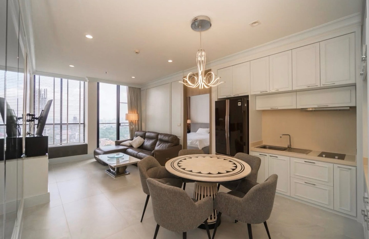 ขายคอนโดวิทยุ ชิดลม หลังสวน : 🔹Noble Ploenchit🔹81.87 sq.m.
• Floor: 20++ • 2 Bedrooms, 2 Bathrooms • Corner unit with 360-degree panoramic view • Private lift access