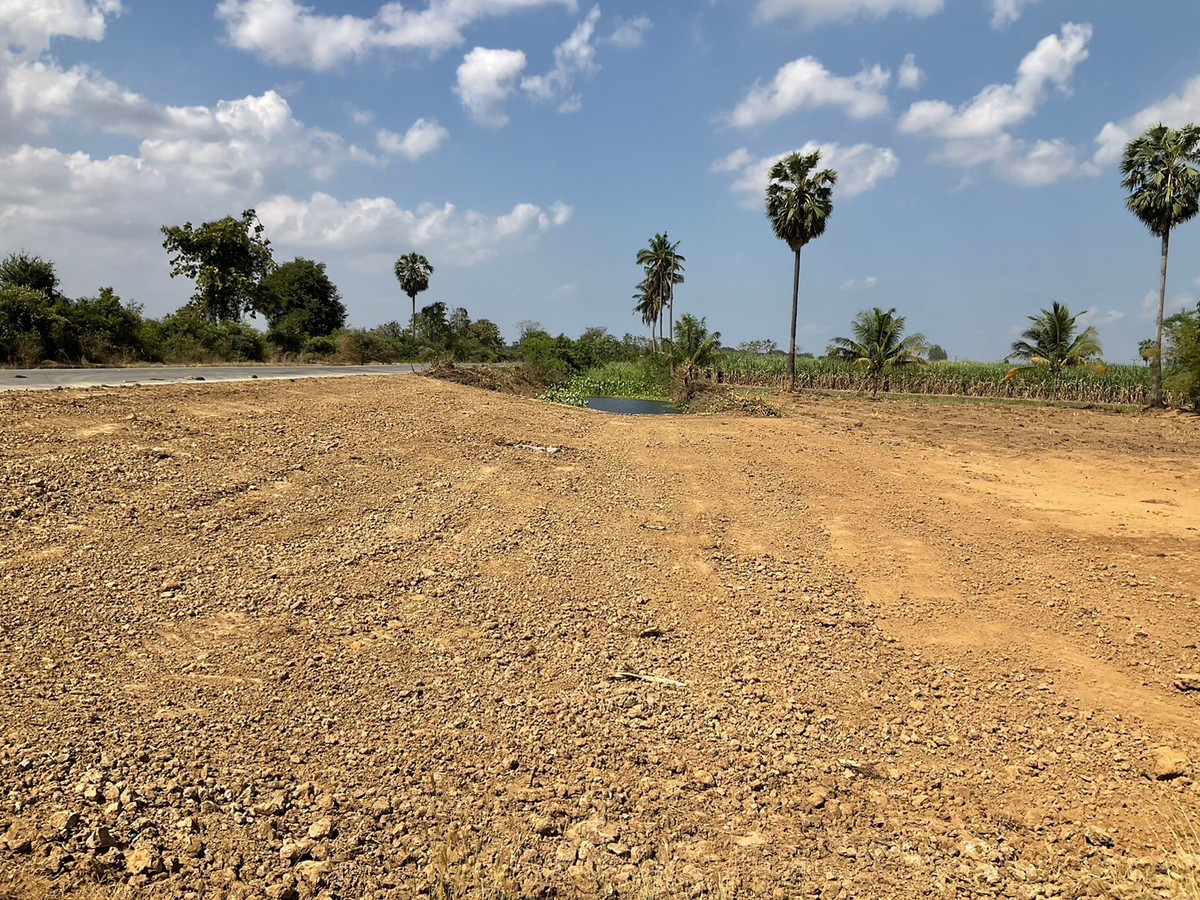 ขายที่ดินสุพรรณบุรี : ขายที่ดินขนาด 100 ตารางวา อำเภอสองพี่น้อง จังหวัดสุพรรณบุรี ที่ดินติดถนนลาดยาง  รูปแปลงสวย น้ำ–ไฟพร้อมใช้งาน  มีเพื่อนบ้าน ไม่เปลี่ยว น้ำไม่ท่วม