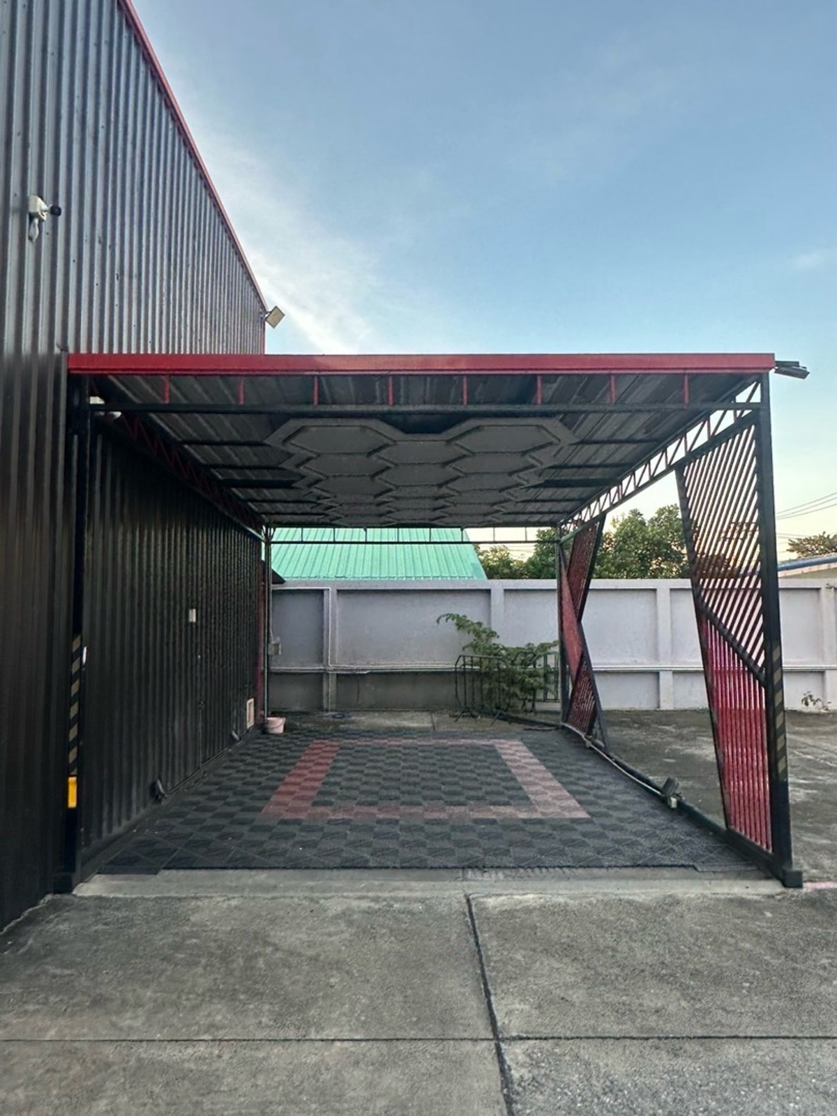 ให้เช่าโกดังเลียบทางด่วนรามอินทรา : ให้เช่า โกดังพร้อมออฟฟิศ 550 ตารางเมตร เลียบด่วน รามอินทรา ประดิษฐ์มนูธรรม ผู้เช่าเก่าทำ อู่ซ่อมรถยนต์ ดัดแปลงทำธุรกิจอื่นๆ เพิ่มเติมได้ เดินทางสะดวก 