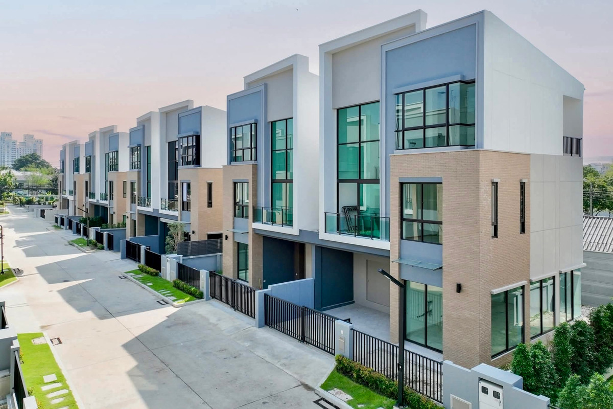 ขายทาวน์โฮมพัฒนาการ ศรีนครินทร์ : 🔥🔥🔥 ขายด่วน 🔥🔥🔥  Estara Haven พัฒนาการ 20 (ใกล้ซอยอ่อนนุช 17) ทาวน์โฮมสูง 3.5 ชั้น สไตล์โมเดิร์น 🏡 แปลงหัวมุม 🩷👍🩷