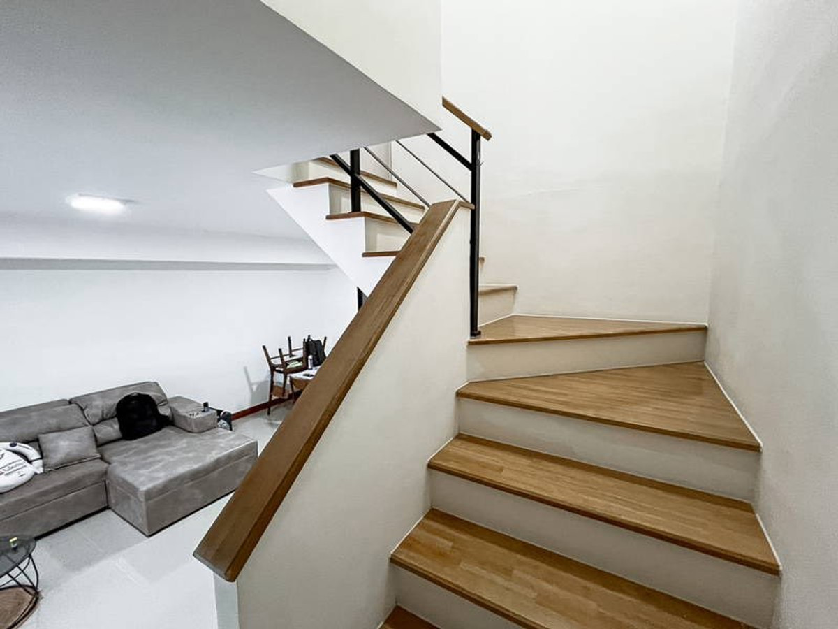 ขายทาวน์โฮมเสรีไทย-นิด้า : ขายด่วนทาวน์เฮ้าส์ 2 ชั้น Pleno ลาดพร้าว-เสรีไทย บ้านสวย เฟอร์นิเจอร์ครบ พร้อมหิ้วกระเป๋าเข้าอยู่ได้เลย (N.1961)