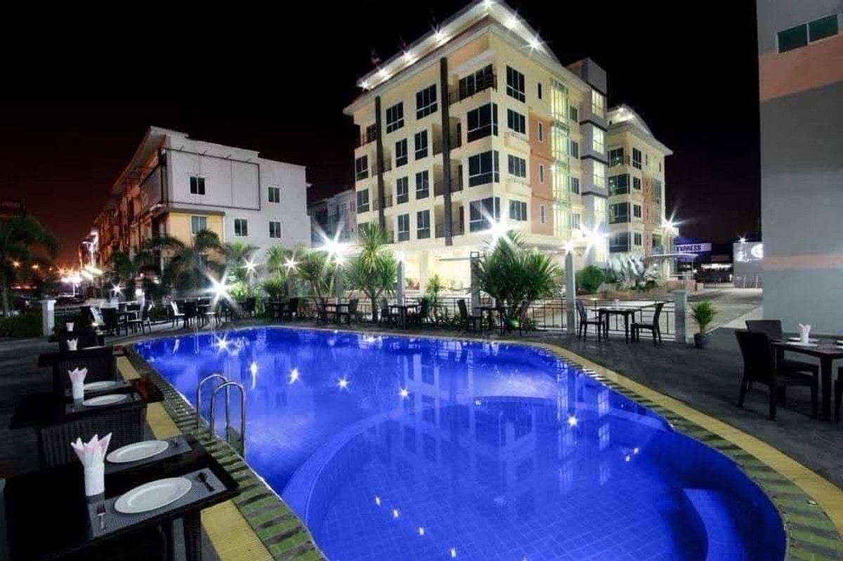 ขายกิจการโรงแรม & กิจการอพาร์ตเมนต์ลาดกระบัง สุวรรณภูมิ : ขายโรงแรมกรุงเทพ ใกล้สนามบินสุวรรณภูมิ โรงแรมลักชัวรี่ อาคารอายุน้อย ที่ดินขนาดใหญ่ พัฒนาเพิ่มได้ เหมาะสำหรับนักลงทุน
