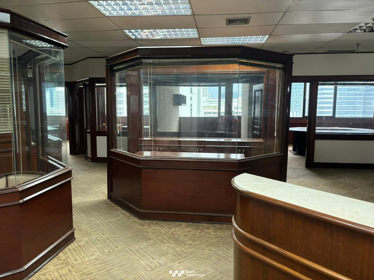For SaleOfficeSilom, Saladaeng, Bangrak : 🔥For SALE-Newly Renovated Office🔥 Charn Issara Tower 1, 9th Floor Office Space: 380 sqm Prime Location near BTS Sala Daeng and MRT Silom