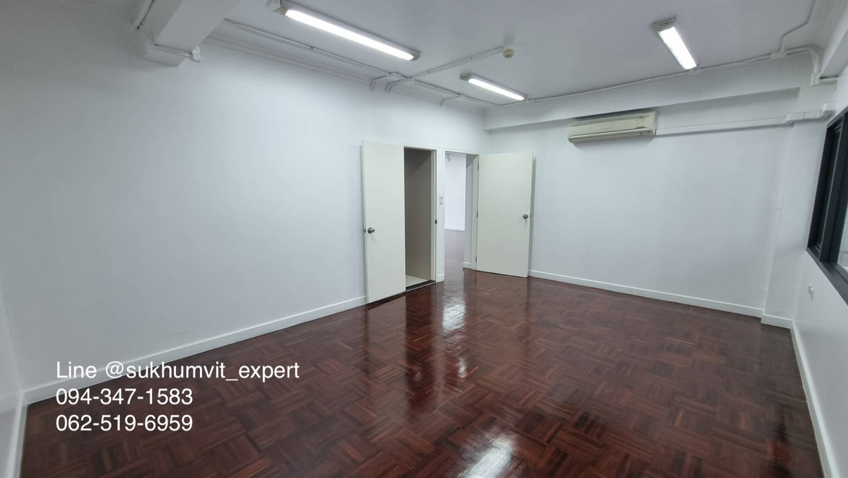 For RentOfficeSukhumvit, Asoke, Thonglor : For Rent: Commercial Space in Asok Area, Near BTS/MRT – 2nd Floor, 120 sq.m.