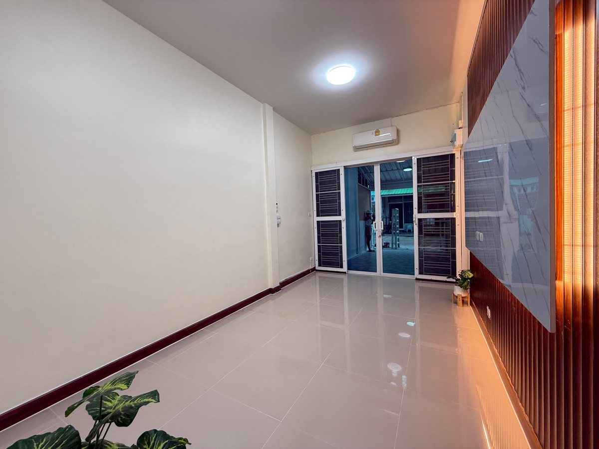 ขายทาวน์โฮมมหาชัย สมุทรสาคร : The Money Me พระราม2-บางหญ้าแพรก บ้านรีโนเวทใหม่พร้อมอยู่ ราคาพิเศษ ฟรีค่าใช้จ่ายวันโอน