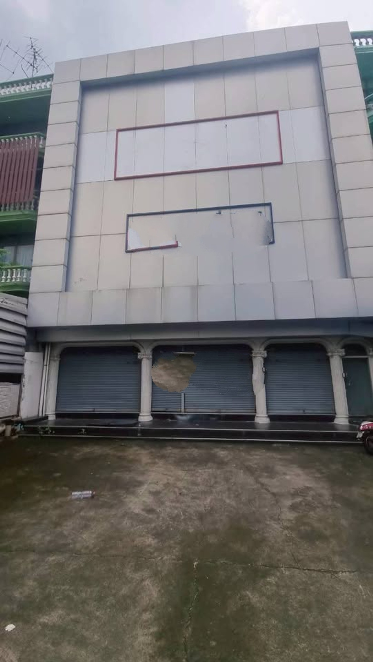 For RentShop HouseWongwianyai, Charoennakor : HR3115 Commercial building for rent, prime location. Ratchada-Talat Phlu (3 units) very suitable for: Clinic / Saha Clinic / Office or business that wants to stand out on the main road.