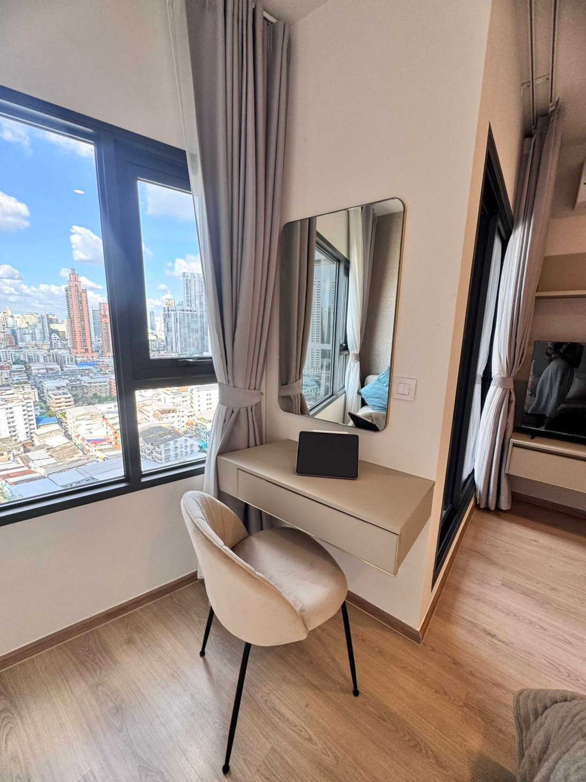 For RentCondoKhlongtoei, Kluaynamthai : Condo for rent: Life Rama4 - Asoke (27 sq m.), new room, fully furnished. Ready to move in