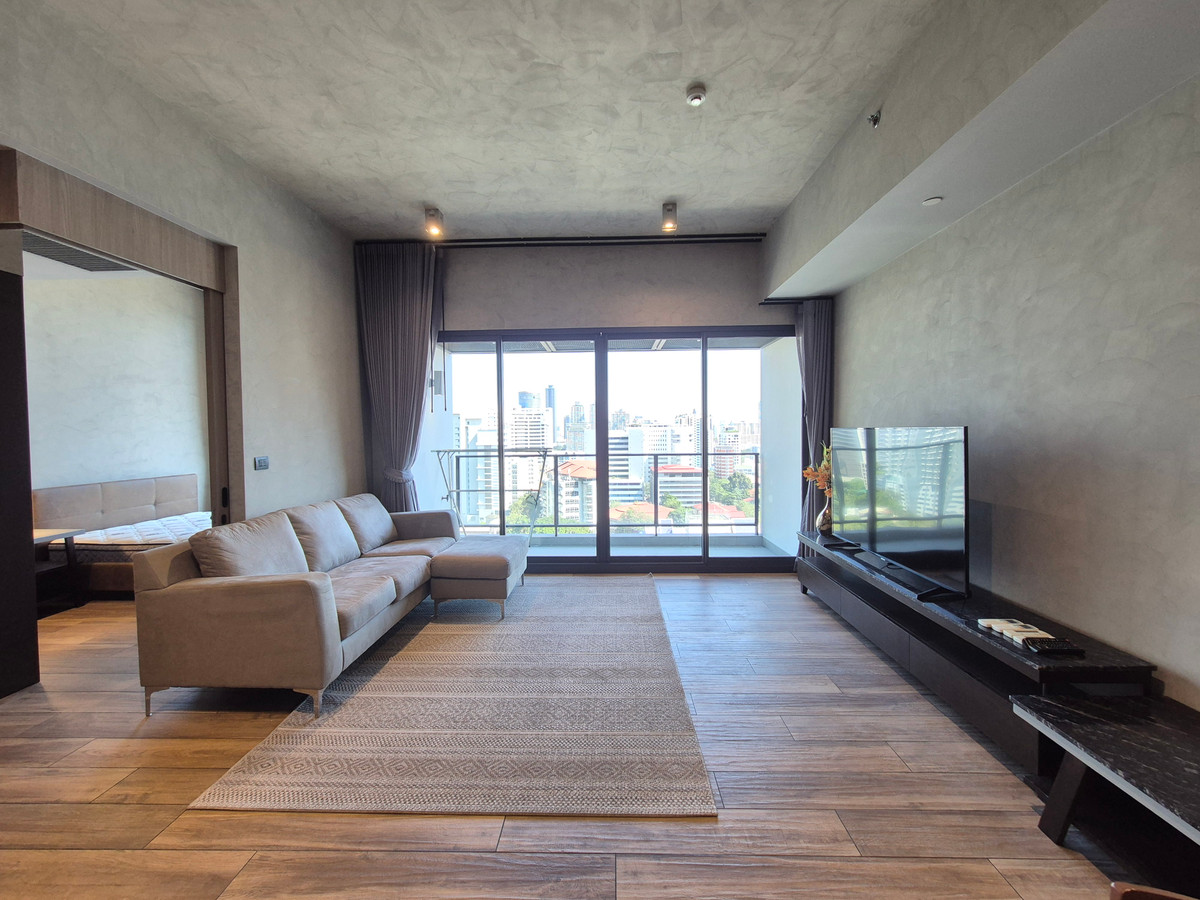 For RentCondoSukhumvit, Asoke, Thonglor : (Big balcony room!! ) 2 bedrooms, 2 bathrooms, 89 sq m. The Loft Asoke, next to Asoke Montri Road, near MRT Phetchaburi.