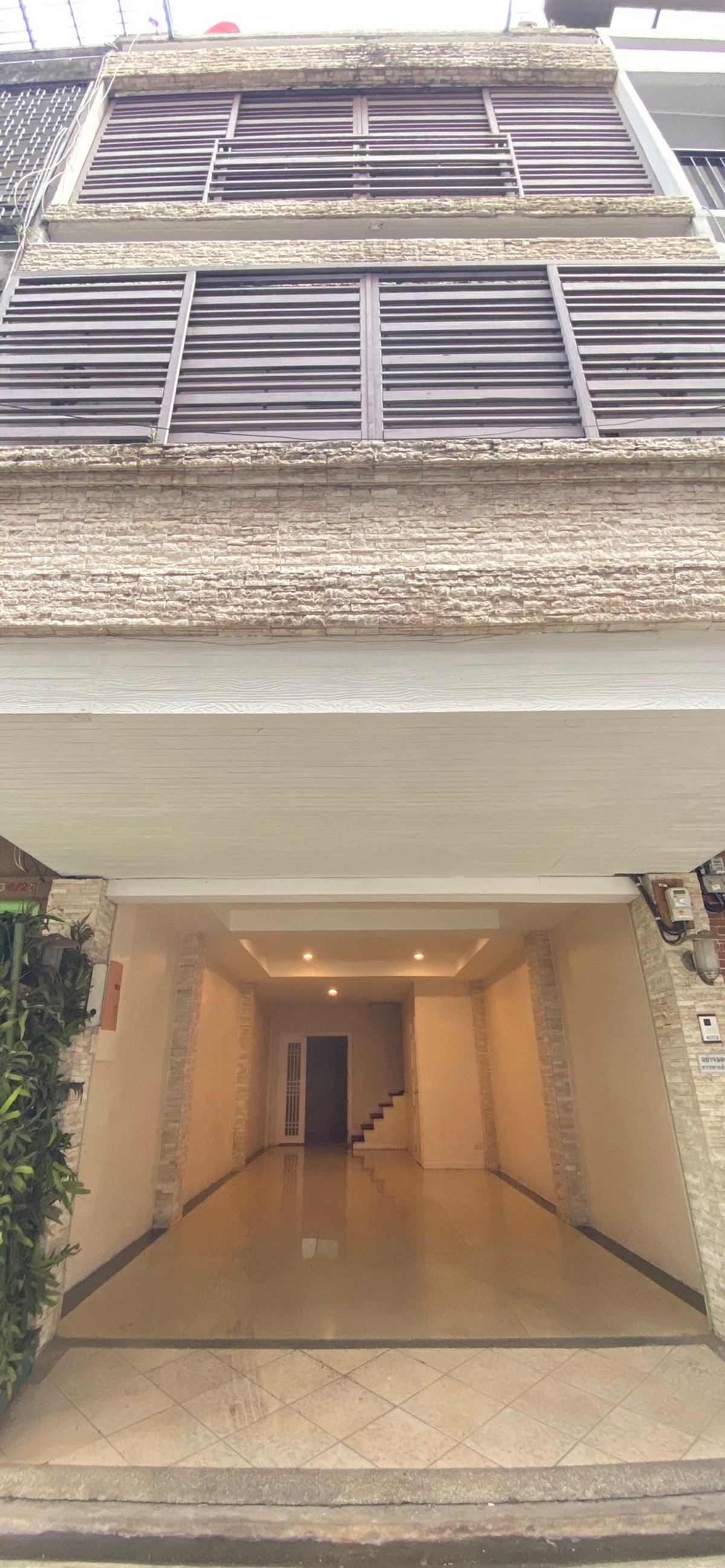 For RentShop HouseSiam Paragon ,Chulalongkorn,Samyan : HR3113 5-story shophouse for rent, brand new renovated, prime location in the heart of CBD Pathumwan, from BTS National Stadium: only 300 meters (5 minutes walk)