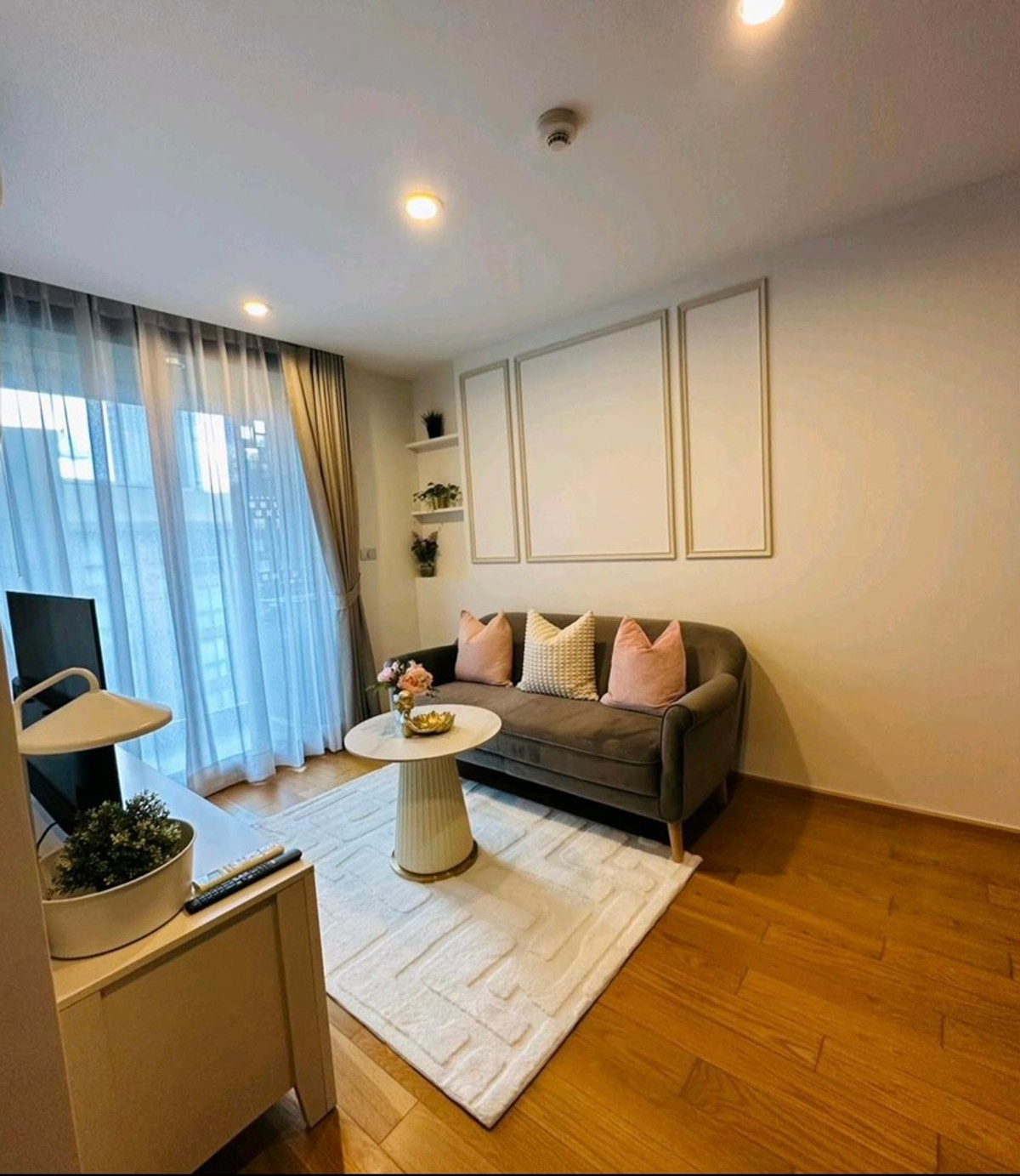 For RentCondoSiam Paragon ,Chulalongkorn,Samyan : For rent Altitude Samyan - Silom, beautiful, cheap, good location, ready to move in, near MRT Samyan, if interested contact Line @841qqlnr