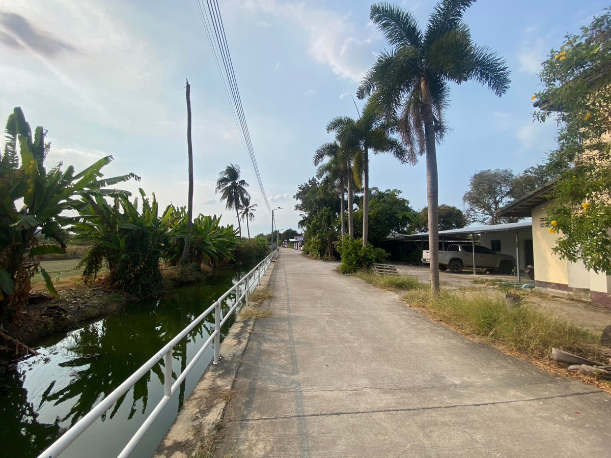 ขายที่ดินนครปฐม : ขายที่ดิน 1 ไร่ บางเตย หลังเซ็นทรัลศาลายา ใกล้ถนนบรมราชชนนี  ที่ดินรูปสี่เหลี่ยม ถนนเข้าถึง เเปลงริมใน 