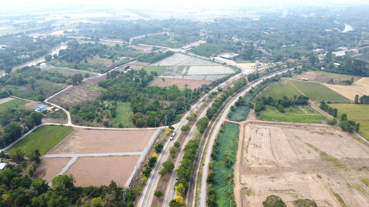 ขายที่ดินสุพรรณบุรี : ขายที่ดินขนาด 3 ไร่ 3 งาน 2 ตารางวา  ตั้งอยู่ที่ อำเภอเดิมบางนางบวช จังหวัดสุพรรณบุรี ที่ดินแปลงนี้ติดถนนหลัก 340 สุพรรณ–ชัยนาท  ด้านข้างติดถนนคอนกรีต และถนนหินคลุก  เข้าออกสะดวก มองเห็นจากถนนชัด รถผ่านตลอดทั้งวัน