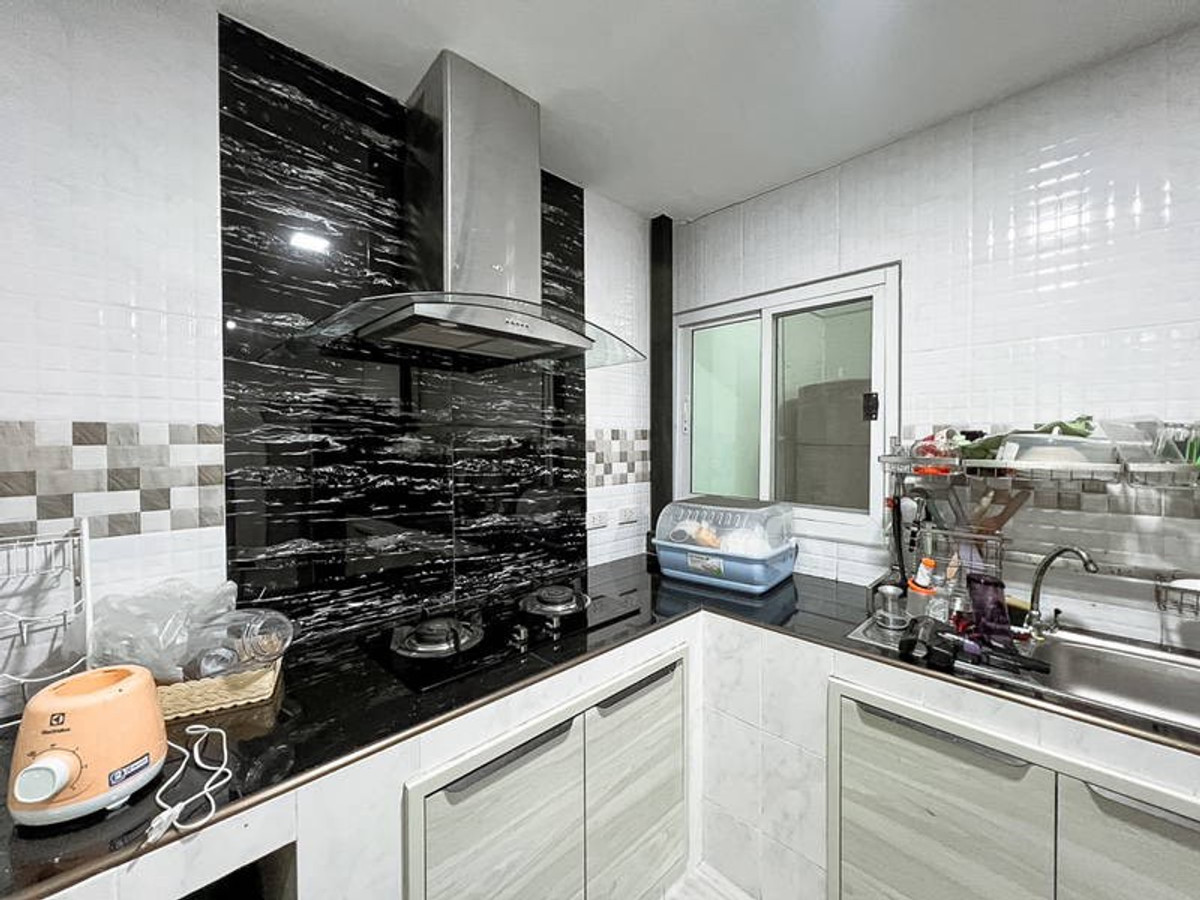 ขายทาวน์โฮมเสรีไทย-นิด้า : ขายด่วนทาวน์เฮ้าส์ 2 ชั้น Pleno ลาดพร้าว-เสรีไทย บ้านสวย เฟอร์นิเจอร์ครบ พร้อมหิ้วกระเป๋าเข้าอยู่ได้เลย (N.1961)