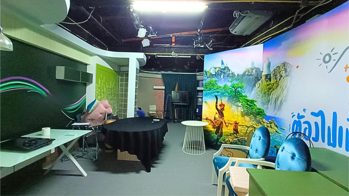 For SaleHouseLadkrabang, Suwannaphum Airport : Single house for sale, next to the road on 3 sides, has a lift in front of the house, wont hit anyone, 8 bedrooms, 10 bathrooms, 2 work rooms, 1 studio.