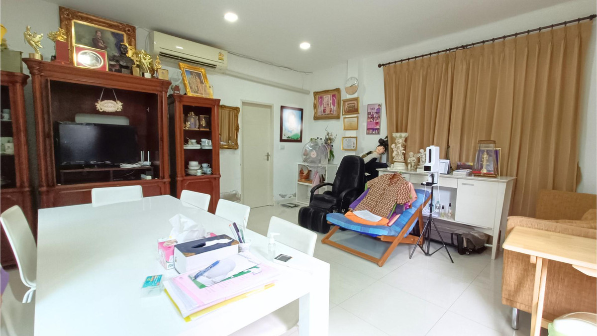 For SaleHouseLadkrabang, Suwannaphum Airport : Single house for sale, next to the road on 3 sides, has a lift in front of the house, wont hit anyone, 8 bedrooms, 10 bathrooms, 2 work rooms, 1 studio.