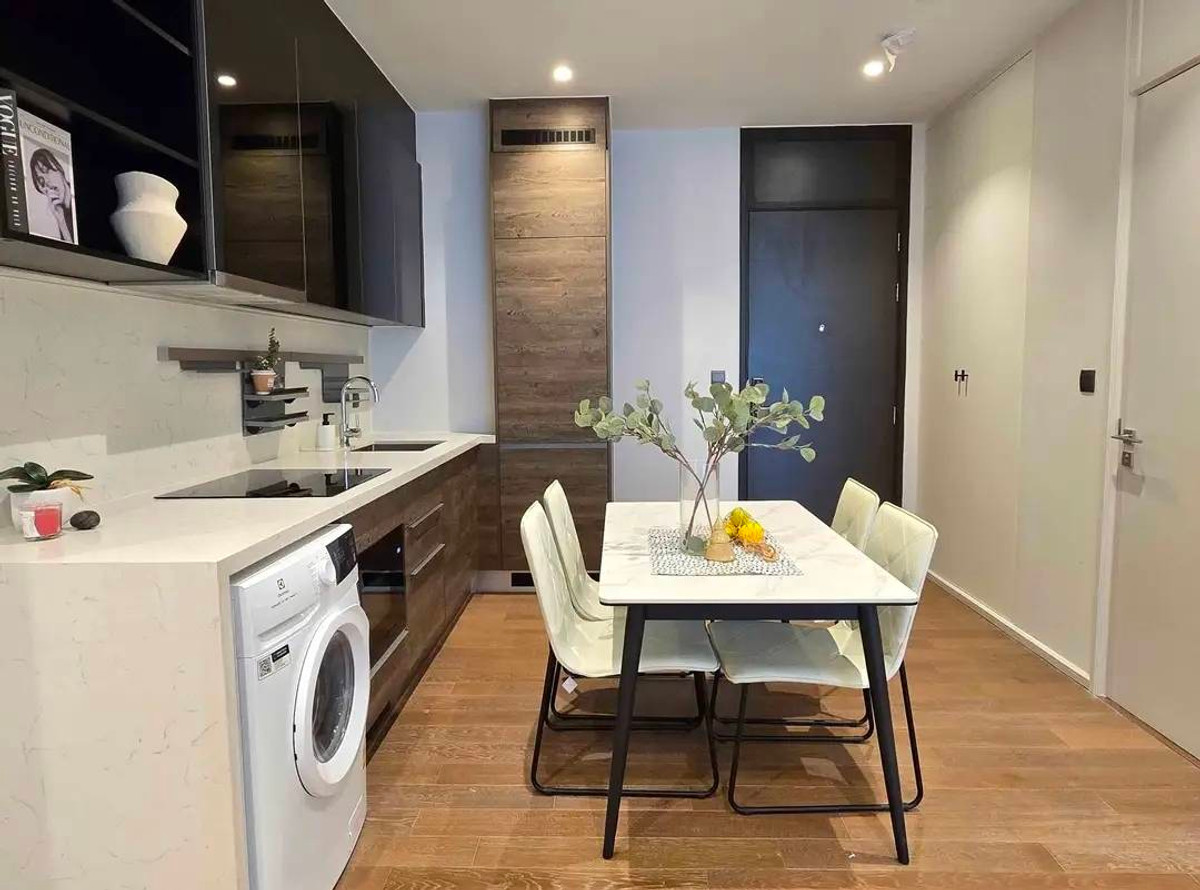 ให้เช่าคอนโดวิทยุ ชิดลม หลังสวน : Muniq Langsuan คอนโดหรู 2 ห้องนอน Pet-Friendly ใกล้สวนลุมพินี Please call: 062-496-6454