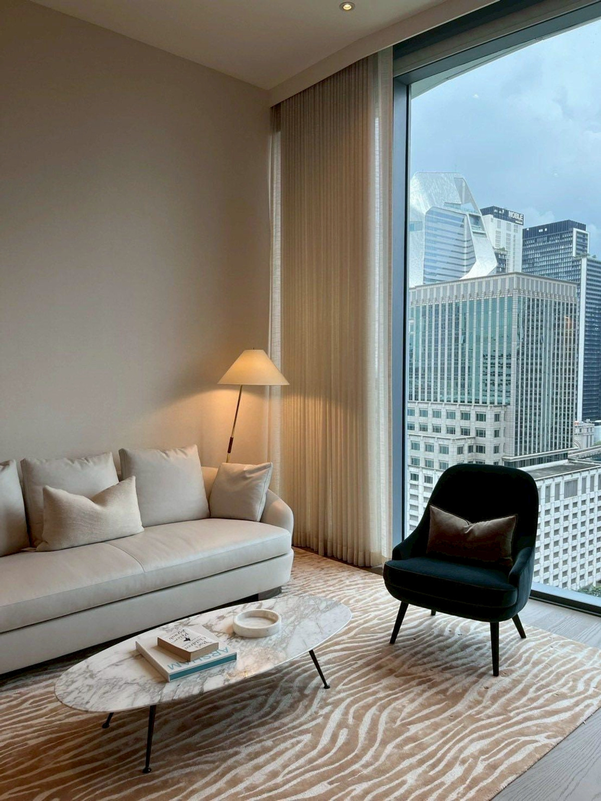 ให้เช่าคอนโดวิทยุ ชิดลม หลังสวน : Scope Langsuan ยูนิต 1 ห้องนอนขนาดใหญ่ 83.68 ตร.ม. Pet-Friendly Please call: 062-496-6454