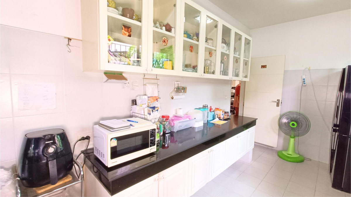 For SaleHouseLadkrabang, Suwannaphum Airport : Single house for sale, next to the road on 3 sides, has a lift in front of the house, wont hit anyone, 8 bedrooms, 10 bathrooms, 2 work rooms, 1 studio.