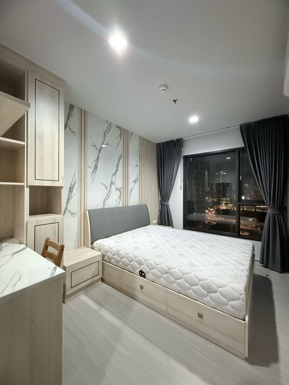 For RentCondoRama9, Petchburi, RCA : 🏢 Life Asoke Rama 9👫 Luxurious condo, Facility No.1, largest in Rama 9 area 🏊‍♂️3 pools✨