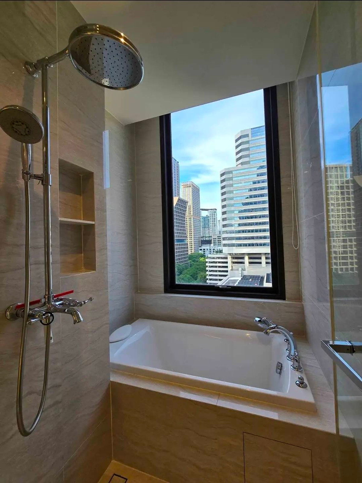 ให้เช่าคอนโดวิทยุ ชิดลม หลังสวน : Muniq Langsuan คอนโดหรู 2 ห้องนอน Pet-Friendly ใกล้สวนลุมพินี Please call: 062-496-6454